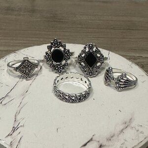 EUC Silver Black Gem Ring Set 5 Rings Size 7/8